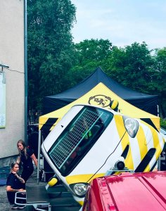 Autosõidu õppeauto külili telgi all