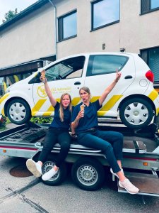 Autosõidu meeskond õppeauto juures